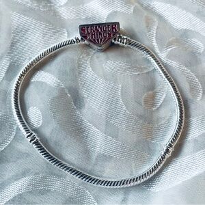 ✨⚡ NWOT Stranger Things Bracelet – “Friends Don’t Lie” 👾